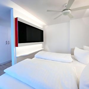 Großes Zimmer mit Kingsize-Bett